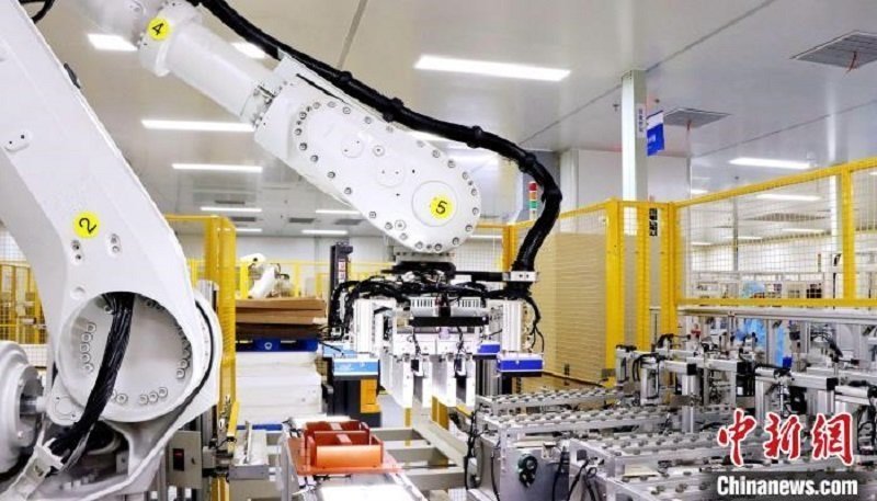 圖為資料圖，海辰儲(chǔ)能自動(dòng)分檔打包機(jī)器人。?曾欣平供圖